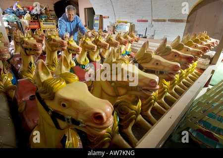 Kirmes Karussell Pferde Lagerung mit Winter fertig aus der Saison Reparaturen. Stockfoto