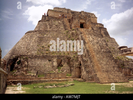 Menschen klettern an die Spitze der großen steilen Maya-Stein Pyramide Uxmal-Yucatan Mexiko zentrale Lateinamerika Stockfoto