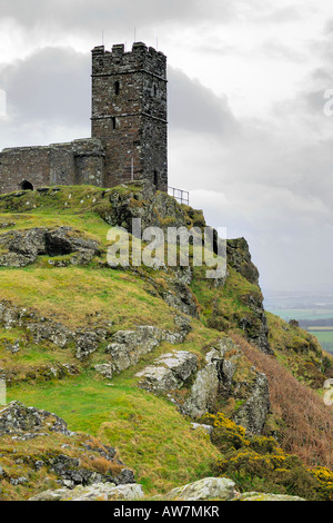 Grauer Himmel über der Kirche von St. Michael auf Brent Tor im Dartmoor National Park Devon Stockfoto