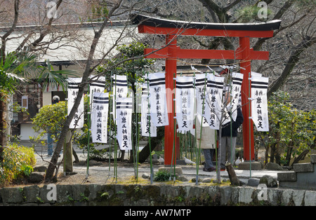 Ein roter Torii und weiße Fahnen im Kamakura Museum, Kanagawa JP Stockfoto