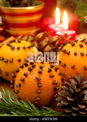 Orange (Citrus sinensis) und Gewürznelke (syzygium Aromaticum) Stockfoto