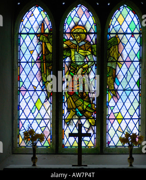 Glasmalerei-Fenster in der St. Michael auf Brent Tor im Dartmoor National Park Devon Stockfoto