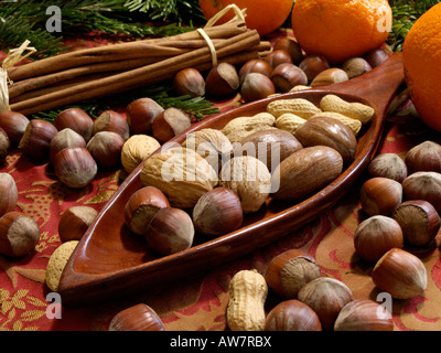 Hasel (Corylus maxima), Walnuss (Juglans regia) und Erdnuss (Arachis hypogaea) Stockfoto