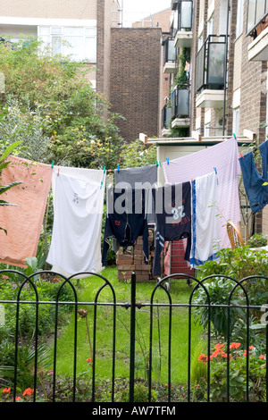 Sozialwohnungen in der multikulturellen Arbeiterviertel von Whitechapel, Tower Hamlets, East London UK England Stockfoto
