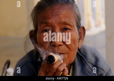 Alte Frau raucht eine Marihuana Zigarette Zigarre Bagan Myanmar Asien Stockfoto