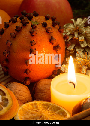 Orange (Citrus sinensis) und Gewürznelke (syzygium Aromaticum) Stockfoto