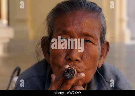 Alte Frau raucht eine Marihuana Zigarette Zigarre Bagan Myanmar Asien Stockfoto