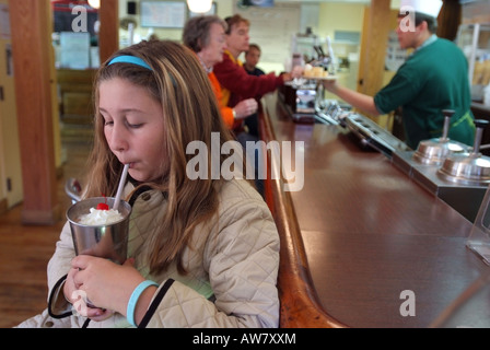 Cumberland MD USA Mädchen, das einen gemälzte Milchshake in der Queen City Creamery Deli The Deli hat ein 1940 s Stil Soda fountain Stockfoto