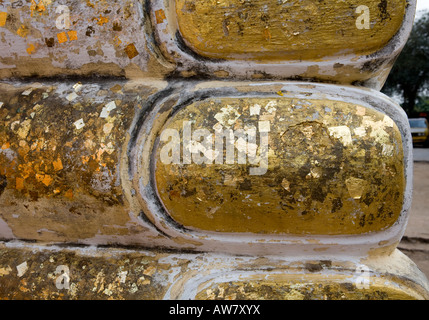 Riesigen goldenen Zehen an den ruhenden Buddha mit Safron Robe antike Stadt Ayutthaya Thailand in Südostasien Stockfoto