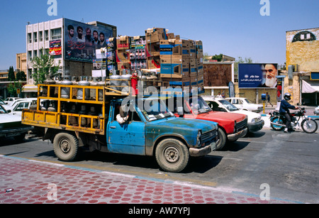 Pick-up-Truck beladen mit elektronischen waren aus China in der iranischen Stadt Esfahan. Stockfoto
