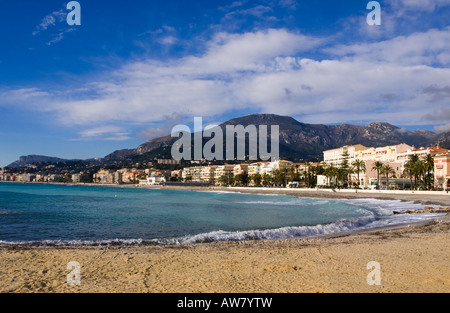 Ein Blick auf die Stadt am Meer von Menton, Frankreich. Stockfoto