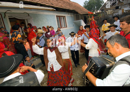 Europa-Rumänien-Siebenbürgen-Gypsy Hochzeit Hochzeitsparty bei Braut s nach Hause Stockfoto