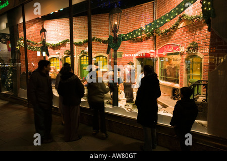 UK Tyneside Newcastle upon Tyne Northumberland Street Fenwicks Store Weihnachten Fensterdekoration Stockfoto