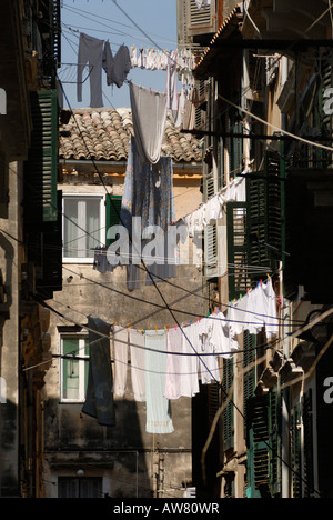 Typische Gasse mit waschen hängen zwischen den Gebäuden im Kofineta Viertel, Korfu, Griechenland Stockfoto