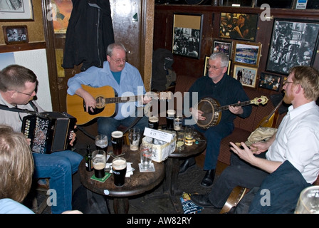 Musiker spielen traditionellen irische Volksmusik in einer Bar in Dublin. Stockfoto