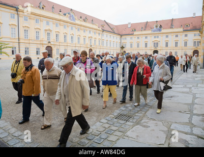 Touristen besuchen das barocke Benediktinerkloster Melk Abbey in der Wachau in Österreich Stockfoto