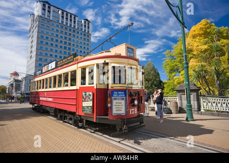 Christchurch Strassenbahn zieht in die Straßenbahn-Haltestelle Stockfoto