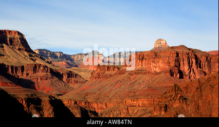 ANSICHT DES GRAND CANYON AT SUNSET AS BRIGHT ANGEL TRAIL ZWISCHEN INDIAN GARDEN UND TEUFEL S KORKENZIEHER IN SPÄT GESEHEN FALLEN IN GRAND Stockfoto