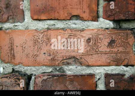 Markierungen zerkratzt in das Mauerwerk eines Blocks in das Frauenlager das ehemalige Konzentrationslager in Auschwitz-Birkenau. Stockfoto