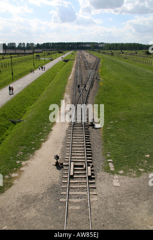 Die Bahngleise in die ehemaligen Konzentrationslager in Auschwitz-Birkenau, Oswiecim, Polen. Stockfoto