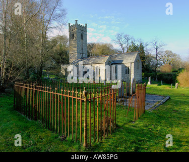 Holy Trinity Church am Gidleigh auf Dartmoor National Park South Devon England mit einem rostigen Metall Gehäuse im Vordergrund Stockfoto