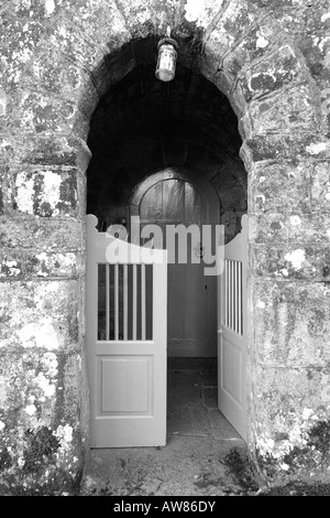 Haupteingang der Holy Trinity Church am Gidleigh auf Dartmoor National Park South Devon England in Monochrom Stockfoto