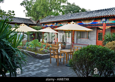 Peking, CHINA, Touristenhotel, Außengarten des Boutique Style zentraler Innenhof in einem alten Hutong der 'Coté Cour', moderner Gartenmöbeltisch Stockfoto