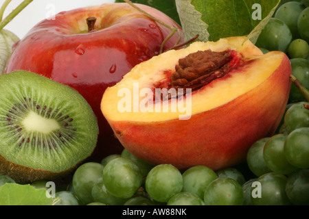 Bauernmarkt mit frischen Trauben und verschiedenen Früchten Nahaufnahme oben von oben Ansicht Hintergrund Nahaufnahme niemand horizontal in den USA Hi-res Stockfoto