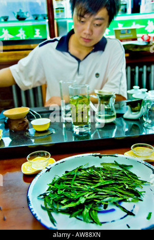 Peking China, chinesischer Mann demonstriert traditionelle Servierteezeremonie im Shop auf „Maliando Road“ Portrait People Stockfoto