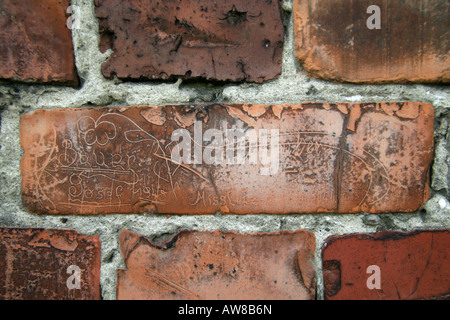 Markierungen zerkratzt in das Mauerwerk eines Blocks in das Frauenlager das ehemalige Konzentrationslager in Auschwitz-Birkenau. Stockfoto