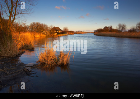 Eine Ansicht der Kerze Dyke verbindet den Fluß Thurne Heigham Sound und Hickling Broad in den Norfolk Broads Stockfoto