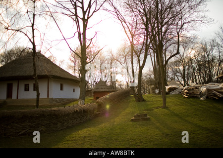 während des Tages mit einem eingezäunten weißen Ferienhaus Haus erfreut unter Bäumen-Landschaft Stockfoto