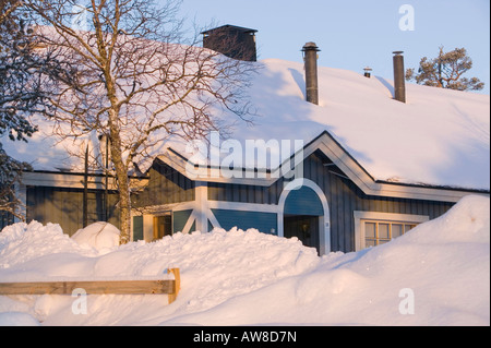 Ein gut gedämmtes Haus in Saariselkä Nordfinnland Stockfoto