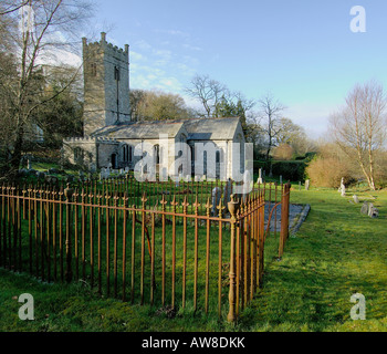 Holy Trinity Church am Gidleigh auf Dartmoor National Park South Devon England mit einem rostigen Metall Gehäuse im Vordergrund Stockfoto