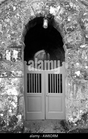 Haupteingang der Holy Trinity Church am Gidleigh auf Dartmoor National Park South Devon England in Monochrom Stockfoto