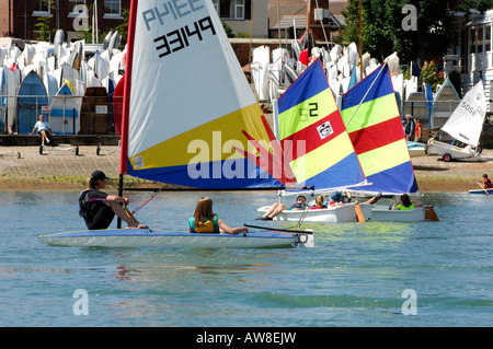 eine Flotte von kleinen Segeln Jollen Ata sailing Club Hardway für Kinder und Kinder in Gosport Portsmouth Hampshire auf dem Wasser Stockfoto