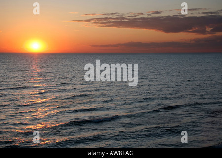 Lake Michigan am MI orange Sonnenuntergang mit sich abzeichnenden Wolken Wasserlandschaft von oben aus niemand horizontal in den USA Great Lakes Hi-res Stockfoto