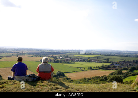 Älteres Paar genießen die Aussicht vom Schinken-Hügel, Somerset, England Stockfoto