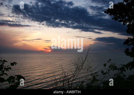 Lake Michigan MI wunderschöne orangefarbene Sonnenuntergangsbilder Bilder Fotos von oben oben Verkauf auf alamy Great Lakes in USA US horizontal hochauflösend Stockfoto