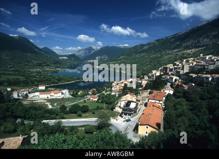 Barrea, Blick auf See und die umliegenden Berge - Nationalpark Abruzzen - Italien Stockfoto