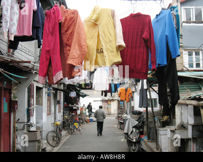 Wäsche zum Trocknen in der Öffentlichkeit in alte Stadt Puxi Bezirk von Shanghai in Völker Republic Of China VR China gehängt Stockfoto