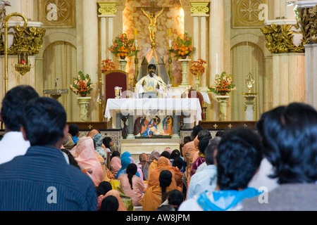 Messe im Gange in St Mary s Basilika in Bangalore Indien Stockfoto