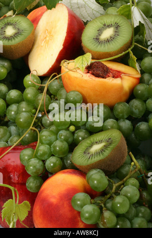 Bauernmarkt mit frischen Trauben und verschiedenen Früchten Großansicht oben von oben Hintergrund Großansicht niemand horizontal in den USA Hi-res Stockfoto
