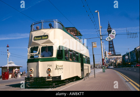 Straßenbahn an einer Haltestelle an der Promenade in Blackpool, england Stockfoto