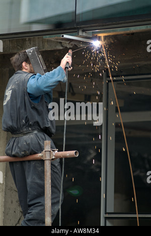 Schweißer arbeiten auf einer Baustelle Stockfoto