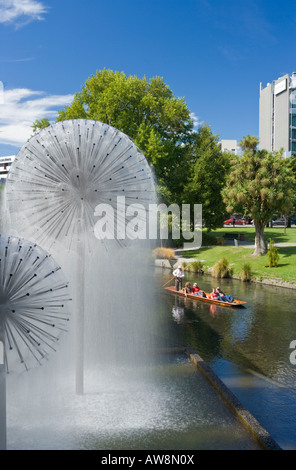 Bootfahren auf dem Avon River neben dem Ferrier-Brunnen Stockfoto