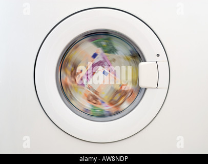 Geld-Laundring in der Waschmaschine Stockfoto