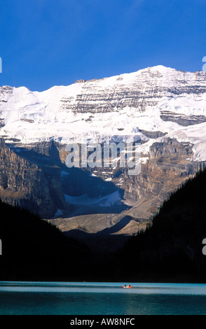 Kanu auf dem See Louise unter Mount Victoria Canadian Rockies Banff Nationalpark Alberta Kanada Stockfoto