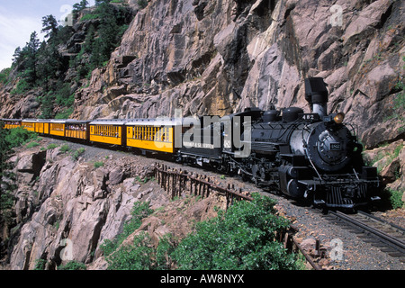 Durango & Silverton Narrow Gauge Motor 482 auf der High Line, San Juan Mountains, Colorado. Stockfoto