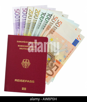 Deutschen Pass mit Euro-Banknoten Stockfoto